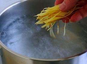 锅中加水煮开，加入姜丝