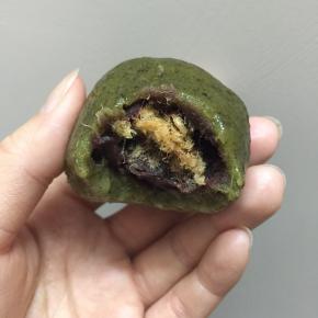 啊～～老一口，我做了两个馅，一是豆沙肉松、第二种是豆沙咸蛋黄