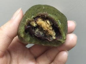 啊～～老一口，我做了两个馅，一是豆沙肉松、第二种是豆沙咸蛋黄