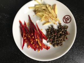 将干辣椒、姜分别切成丝，备用