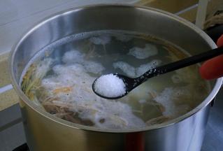 加盐，大火煮开转小火慢炖30分钟（不要翻动，注意观察火候，以免沸锅）