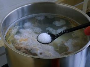 加盐，大火煮开转小火慢炖30分钟（不要翻动，注意观察火候，以免沸锅）