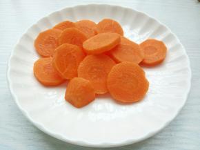 胡萝卜一根，削皮，切小块