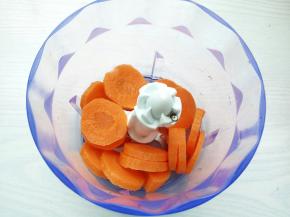 胡萝卜放入搅拌机，搅拌成泥