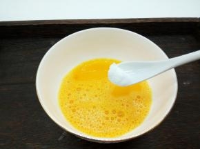 鸡蛋用勺子打散（用勺子打鸡蛋液觉得比筷子比筷子省力）加少许细盐调味，再搅打把盐拌散就可以，
