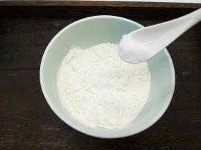 面粉加半勺盐（做出的饼劲道）