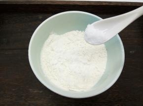 面粉加半勺盐（做出的饼劲道）