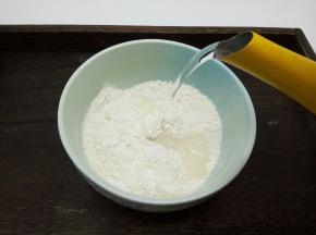 面粉加适量的清水，一边倒一边拌