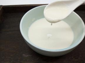 拌倒面糊成水滴状就停止加水