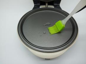 华夫机先预热烤盘3分钟，再上下烤盘刷一点油
