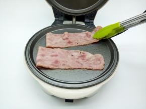 放培根煎至两面金黄