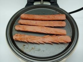 再放火腿肠煎，火腿肠可以切对半煎