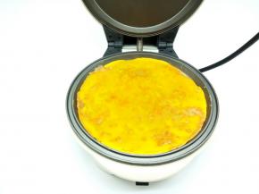 鸡蛋饼熟了，可以撒点葱花在上面，熟芝麻也可以，随自己喜欢来加