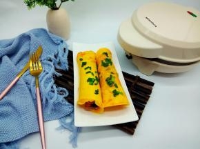 吃的时候，可以刷一层黄豆酱，放煎好的培根，火腿肠，我还放了胡萝卜条，卷卷就可以品尝了，酱香浓郁，奶奶吃了好几个呐！一直夸我手艺长进了不少。

