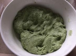 最后揉搓均匀揉搓成光滑面团盖上保鲜膜静置半小时