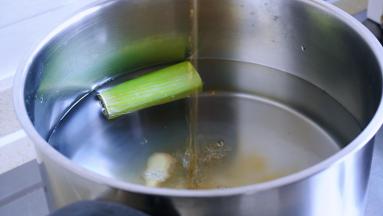 锅中加水，煮开，加入葱段、姜片、盐、花雕酒