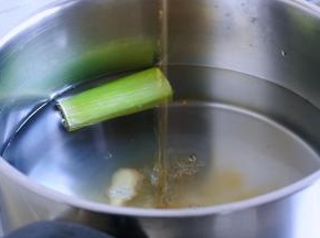 锅中加水，煮开，加入葱段、姜片、盐、花雕酒