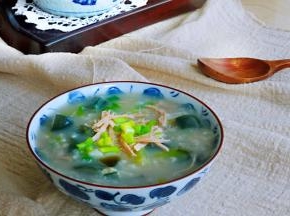 美味、营养的生滚圆生菜皮蛋粥就做好了