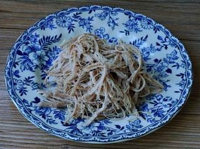 肉煮好，晾凉，用手撕成细丝