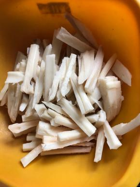 藕洗净去皮后切成筷子大小的条