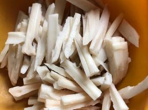 藕洗净去皮后切成筷子大小的条