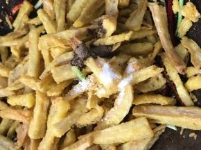 加入盐、胡椒粉、味精，翻拌均匀