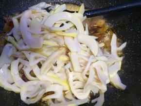 放入笋子让笋子充分吸收油料