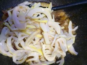 放入笋子让笋子充分吸收油料