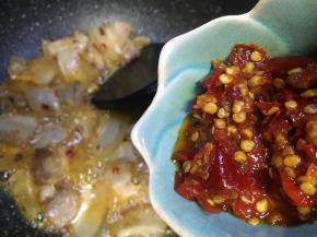 豆瓣炒香炒匀和再放入酸剁椒酱，再次炒出香味，炒出红油色