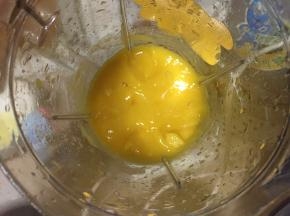 搅打好的果泥如图即可，放置备用