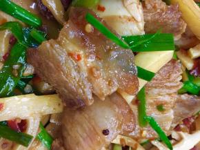 还有这土猪肉这样处理后不油不腻，吃在嘴里糯香十足，赶快上桌吧