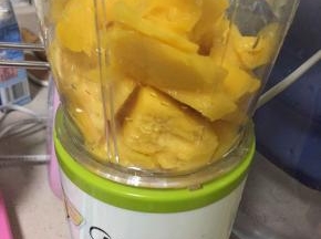 芒果切块放入搅拌机搅打至果泥状