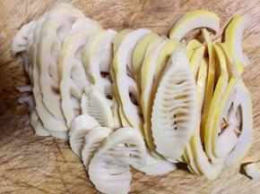 然后把笋子切片