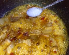 放入少许白糖，炒匀