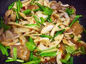 看着这一锅香气四溢笋子煸香肉，馋呀