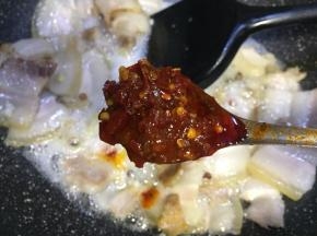 放入一勺豆瓣
