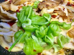 再放入青椒，炒至9成熟