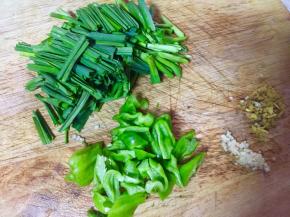 老姜大蒜切末，蒜苗切段，青椒切小片