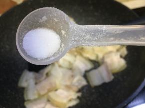 为了防止溅油，可以适当放入食盐