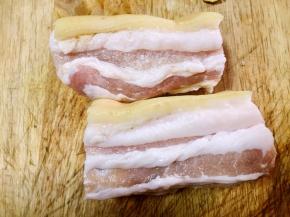 我这是正宗的粮食土猪三线五花肉，先洗净