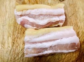 我这是正宗的粮食土猪三线五花肉，先洗净