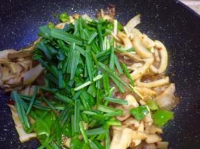 再放入蒜苗，炒均匀