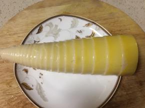 野笋剥皮用盐水焯水