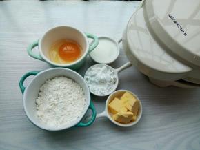 低筋面粉，糖粉，黄油，鸡蛋，牛奶准备齐