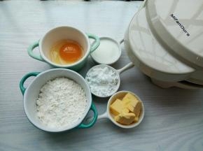 低筋面粉，糖粉，黄油，鸡蛋，牛奶准备齐
