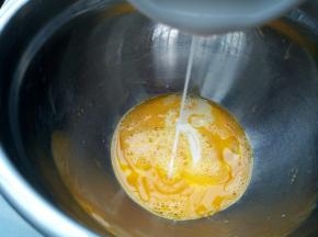 鸡蛋加糖粉用手动打蛋器搅拌均匀，加入牛奶混合均匀