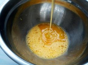 加入黄油液（黄油提前放微波炉高火钉30秒，融化成液态）用打蛋器混合