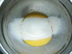 筛入低筋面粉（低筋面粉跟泡打粉提前过筛，混合）用刮刀翻拌成面糊，