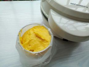 拿一个大一点的杯子，放一个裱花袋，拌好的面糊，用刮刀装入杯子，