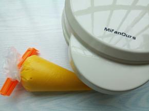 裱花袋攥紧，用夹子夹一个，挤面糊的时候，面糊不会往上跑